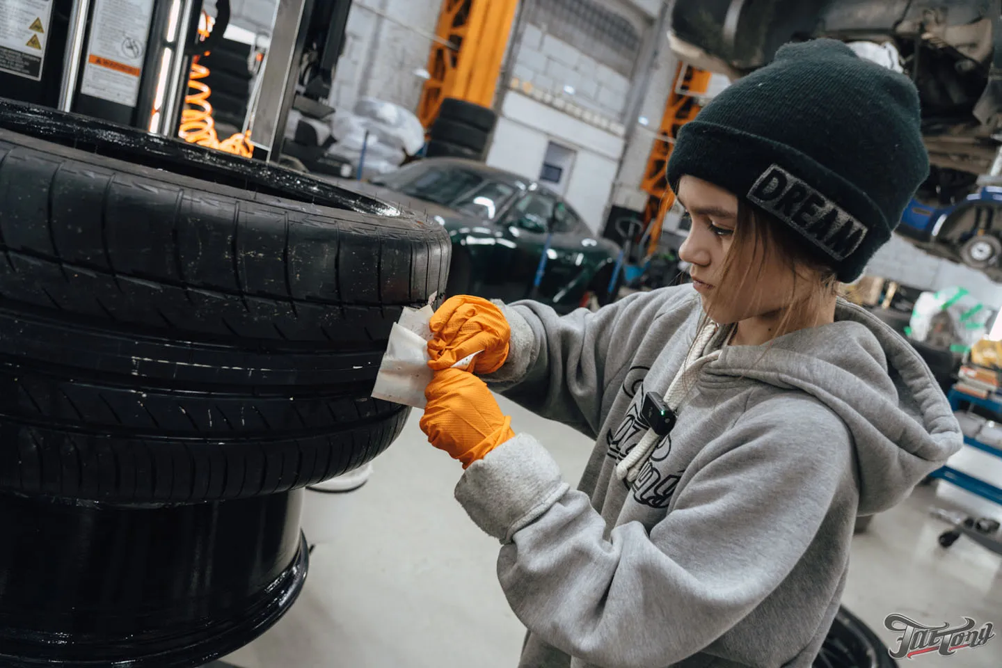 Фирменный Шиномонтаж на вибростенде на оборудовании Hunter для Porsche Caymаn: справится даже ребенок!
